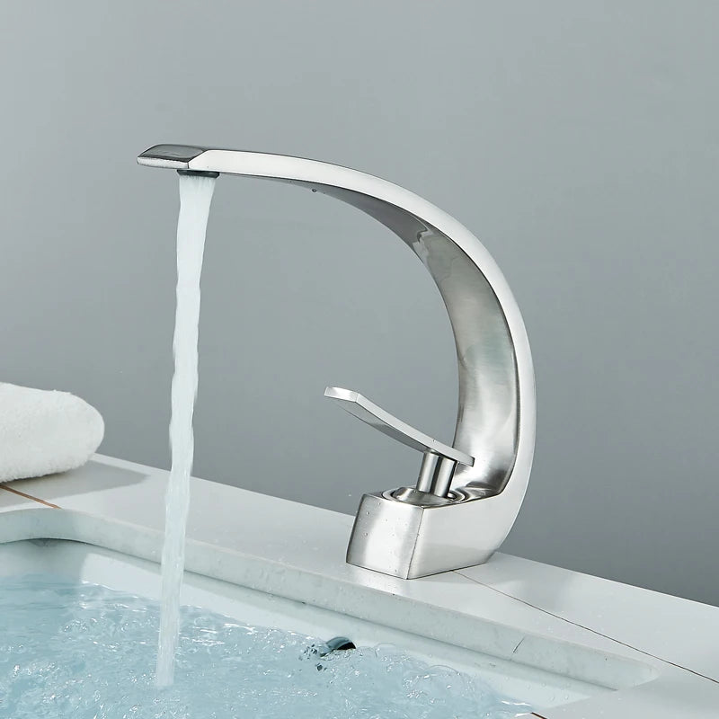 Curva | Brass Curved Basin Faucet Single Handle Deck Mounted Bathroom Tap